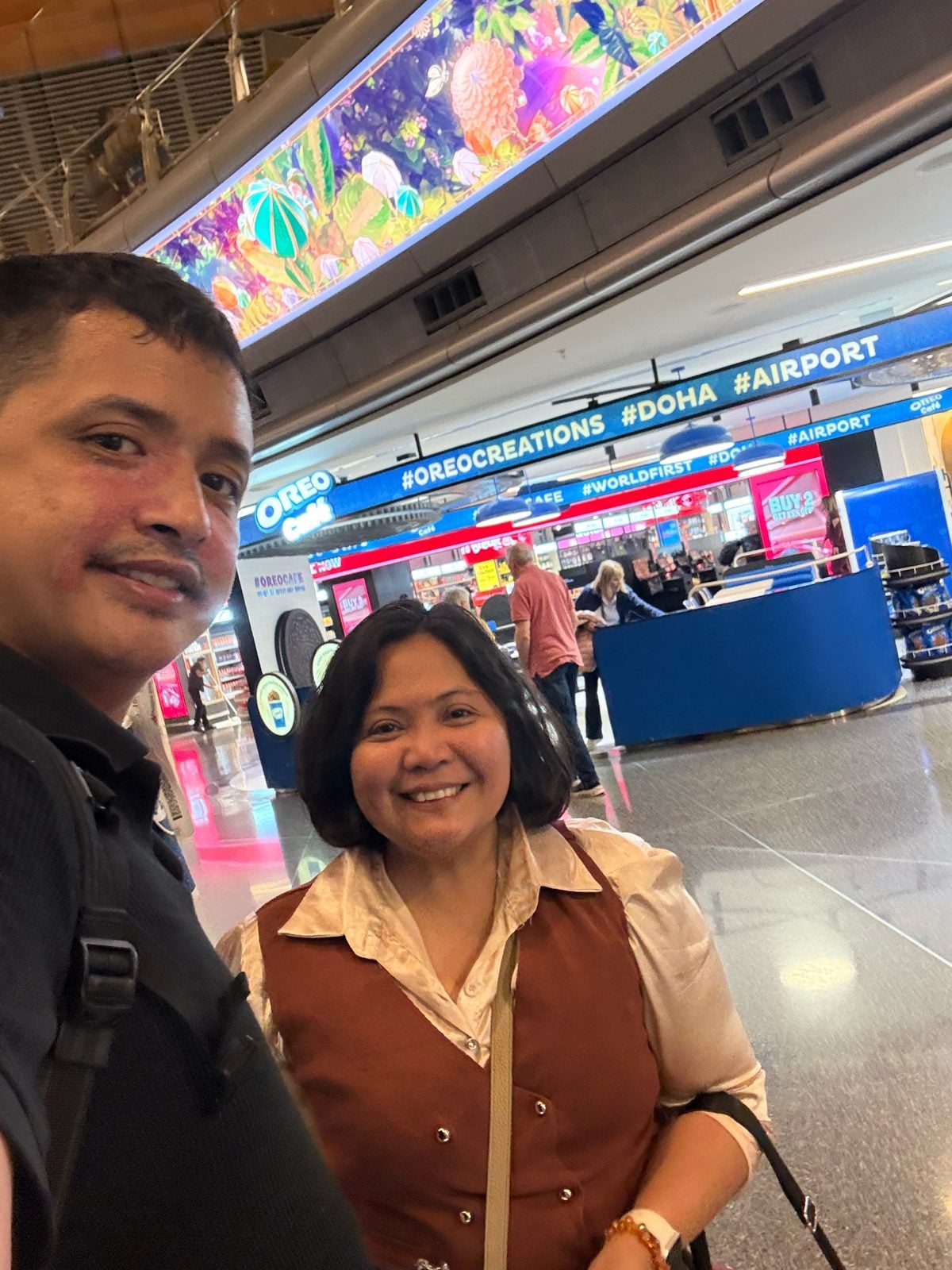 Paolo and Rosed selfie at the Oreo Cafe at Hamad International Airport, Doha