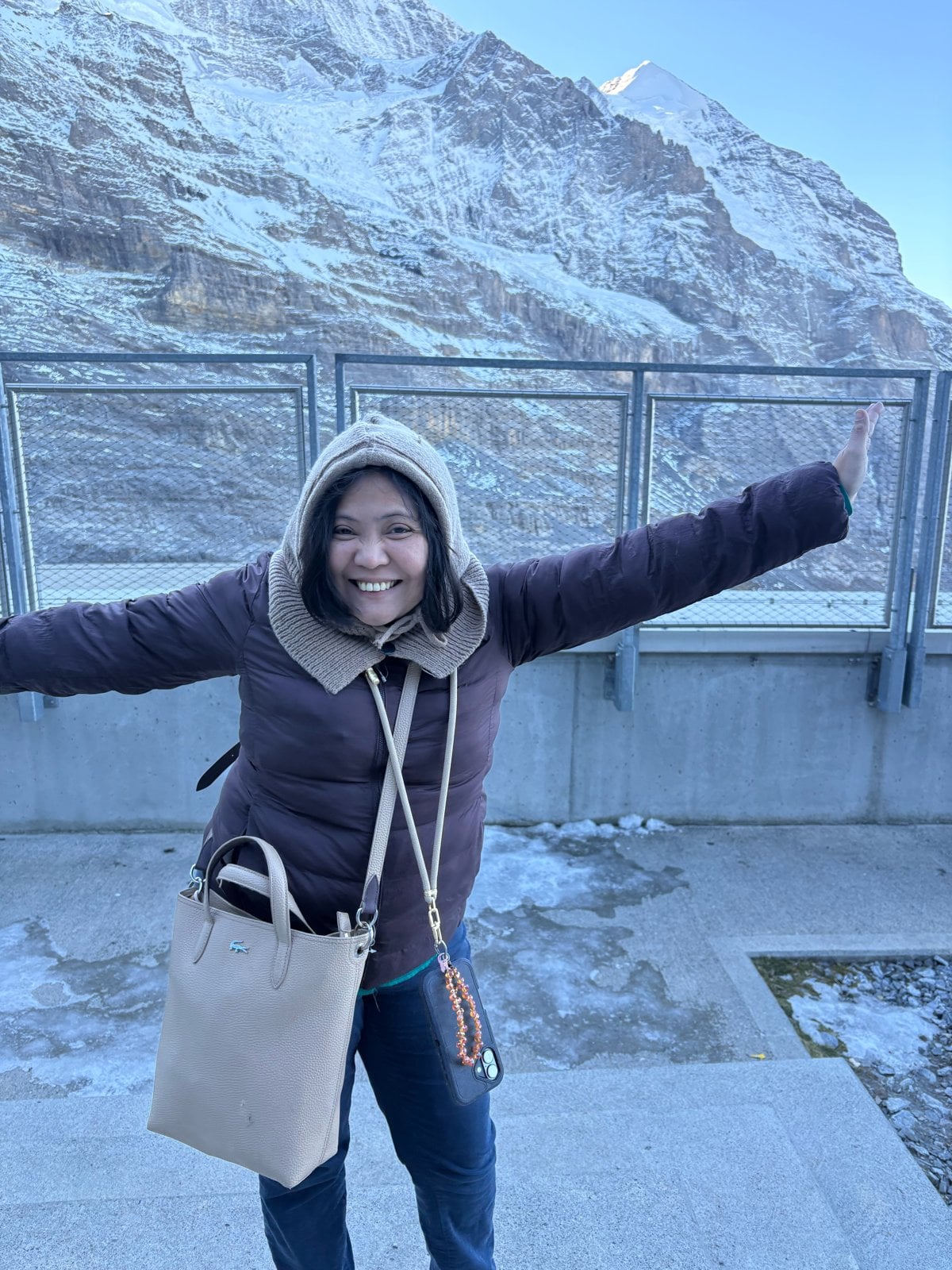 Dimple with arms wide in front of the peaks