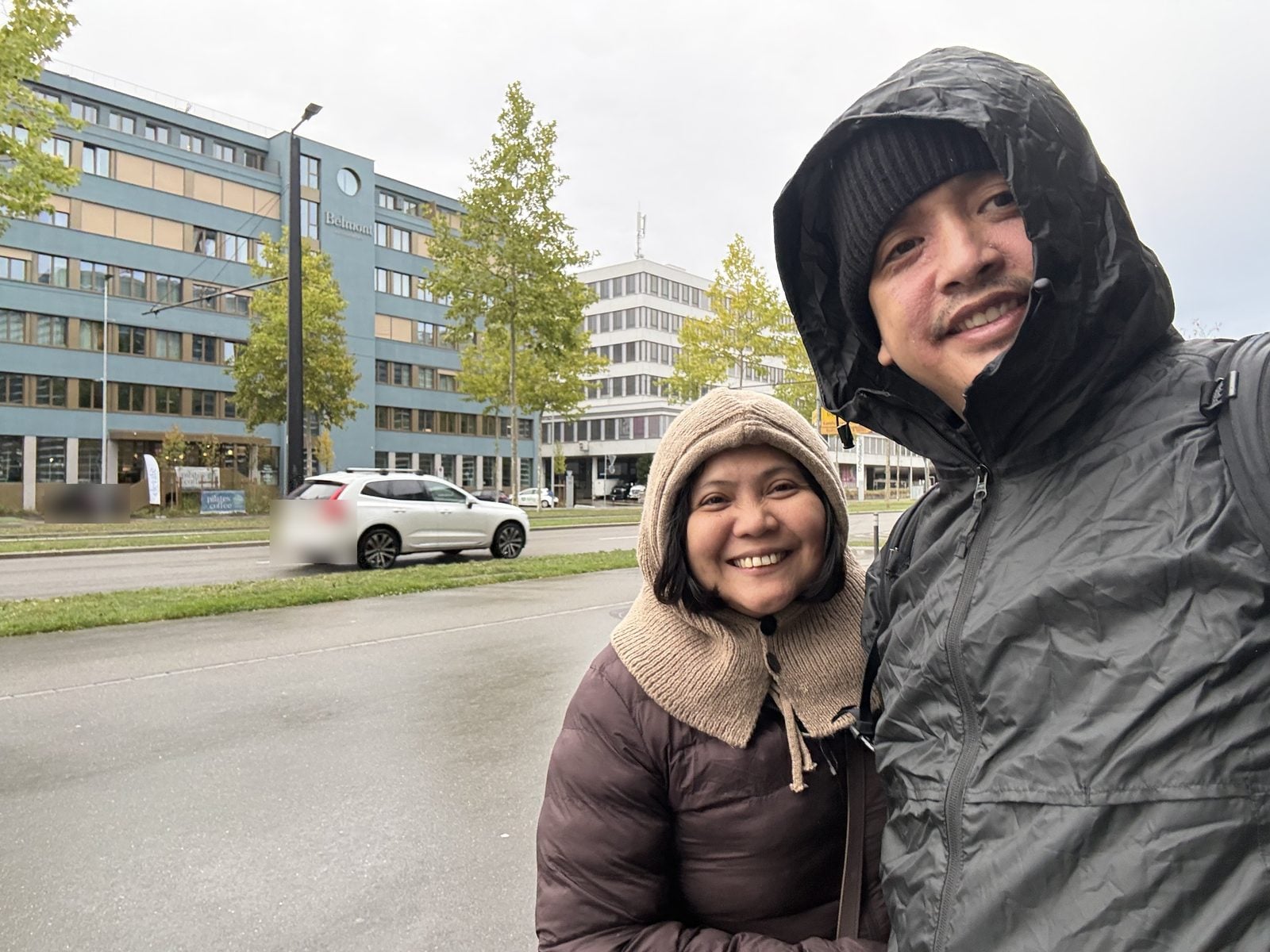 Paolo and Rosed smiling on a grey, rainy day in Zurich