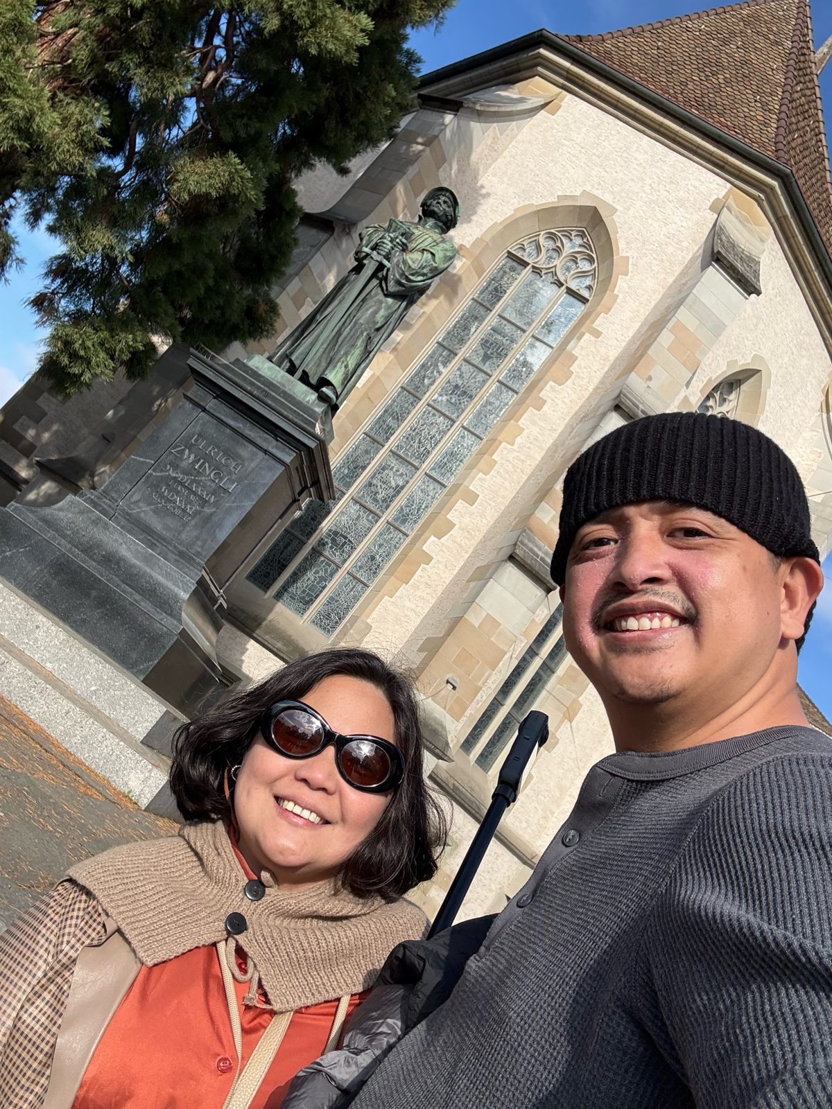 Dimple and Paolo by the Zwingli statue at the Wasserkirche